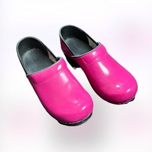 Pink Sanita Clogs 💕🌸